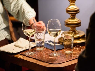 Weingläser und Tisch im Frankfurter Salon