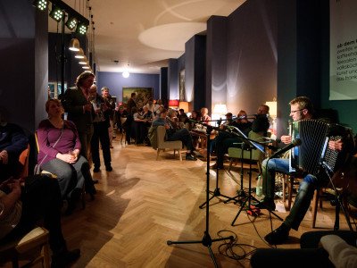 Musik auf der Bühne im Frankfurter Salon